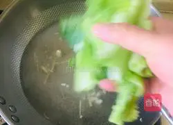 Illustration of how to make mustard greens in clear soup 4