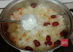 Illustration of how to make Tremella, Wolfberry and Red Date Soup 6