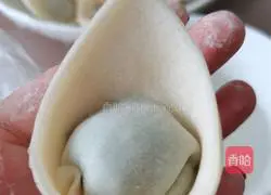 Illustration of how to make large wontons 4