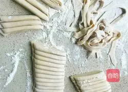 Illustration of how to make whole wheat egg hand-made noodles 8