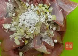 Illustration of how to make mullet fillets in sour soup 2