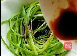 Illustration of how to make cold garlic sprouts 4