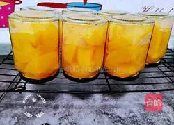 Illustration of how to make canned yellow peaches 11