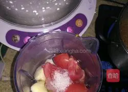 Illustration of how to make tomato and apple juice 2