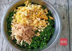 Illustration of how to make leek, shrimp skin and egg pot stickers 7