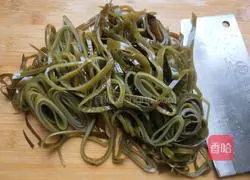 Illustration of how to make cold kelp shreds 3