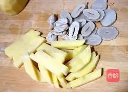 Illustration of how to make potato and salty bamboo shoot soup 3