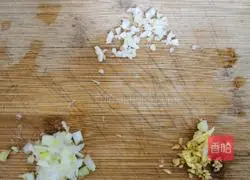 Illustration of how to make mustard pork shredded noodles 1