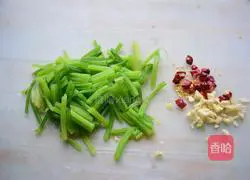 Illustration of how to make cold celery and peanuts 3