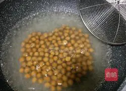 Illustration of how to make pearl milk tea 4