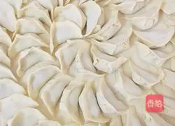 Illustration of how to make mushroom and pork dumplings 6