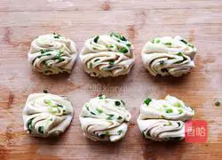 Illustration of how to make chive flower rolls 15