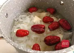 Illustration of Tremella and Snow Pear Soup 2