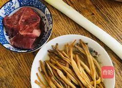 How to make daylily and beef noodles Illustration 1