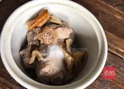 Illustration of how to braise pork ribs with tangerine peel 5