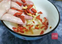 Illustration of how to make Angelica, red dates and wolfberry soup 4