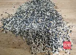 Illustration of how to make salt, pepper and black sesame flower rolls 4