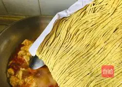 Illustration of how to make egg, tomato and artemisia seed noodles 6