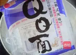 Illustration of how to cook QQ noodles 1
