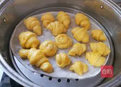 Baby Pumpkin Croissant Recipe Illustration 3