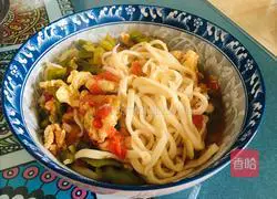 Illustration of how to make green pepper, egg and tomato noodles 16