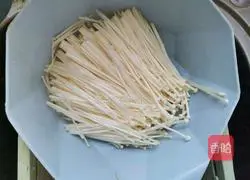 Illustration of how to make tomato and enoki mushroom shrimp soup 7