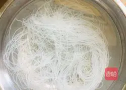 Illustration of how to make chicken vermicelli wontons 5