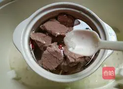 Illustration of how to make Codonopsis and Astragalus Beef Soup 9