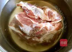 Illustration of how to make garlic plum pork meat 2
