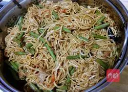 Illustration of how to make steamed braised noodles 11