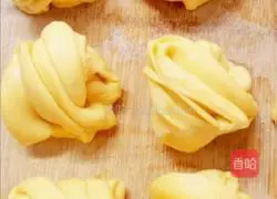 Illustration of how to make pumpkin flower rolls 11