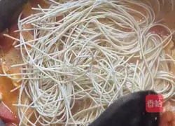 Illustration of how to make tomato and egg noodles 8