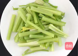 Illustration of how to make fried beef with celery 1
