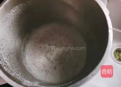 Illustration of how to make fragrant black soy milk 6