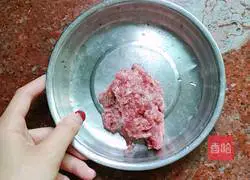 Illustration of how to make corn lean meat and egg custard soup 2