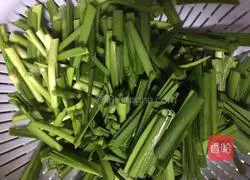 Illustration of how to stir-fry river shrimps with leeks 2