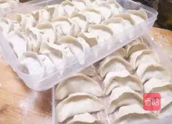 Illustration of how to make celery and meat dumplings 10