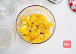 Illustration of how to make pineapple and raspberry soda ice drink 4