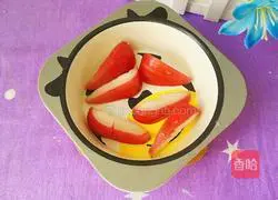 Illustration of how to make passion fruit lotus mist apple juice 4