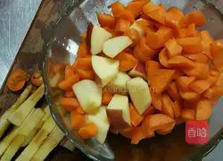 Illustration of how to make carrot and apple juice 2