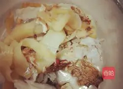 Chicken feet, ribs, angelica, red dates and wolfberry soup recipe 3