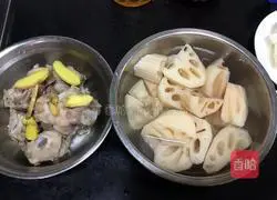 Illustration of how to make pork ribs and lotus root soup 2