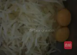 Illustration of how to make potato shredded cake 3