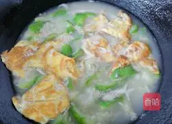 Illustration of how to make loofah egg soup 9