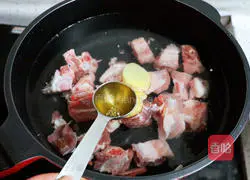 Lotus root, corn, carrot and pork ribs soup recipe 4