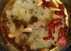 Illustration of how to make peach gum and white fungus soup 4