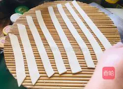 Illustration of how to stir-fry dry chili and shredded potatoes with noodles 13