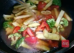 Illustration of how to make potato and salty bamboo shoot soup 11