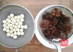 Illustration of how to make lotus seed, peach gum and sweet potato soup 2