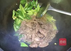 Illustration of how to make fried beef with green pepper 7